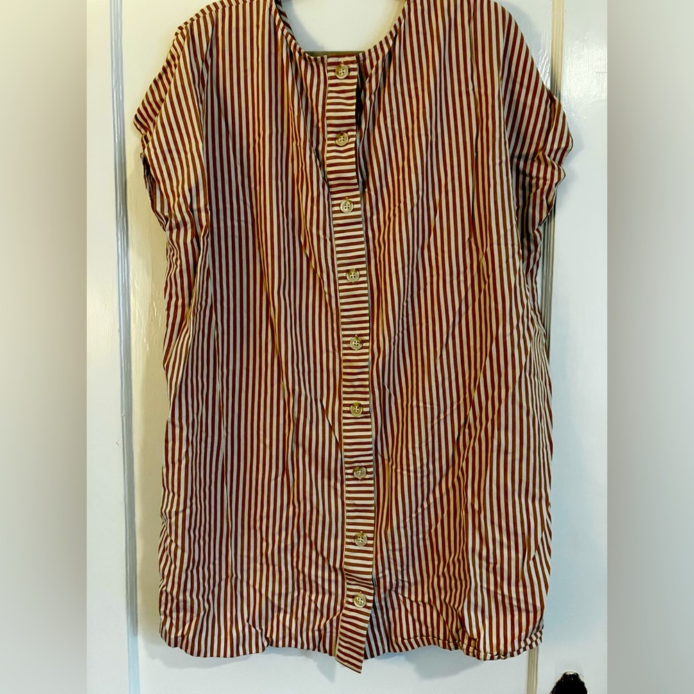 Short Sleeve Dress with button back detail